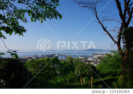 愛媛県四国中央市 城山公園から荘内半島方面を望む 愛媛県四国中央市 城山公園から荘内半島方面を望む 125193263