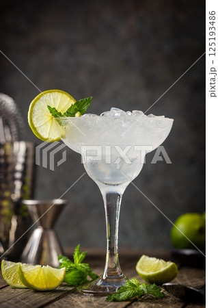 Cocktail margarita with lime Cocktail margarita with lime 125193486
