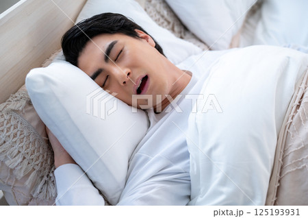 いびきをかいて眠る若い男性 いびきをかいて眠る若い男性 125193931