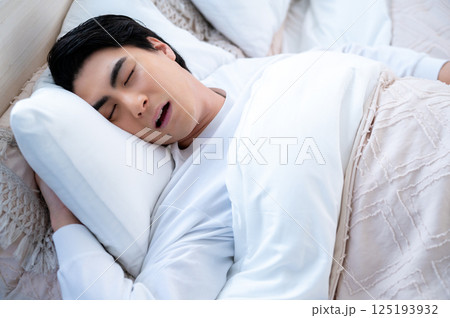 いびきをかいて眠る若い男性 いびきをかいて眠る若い男性 125193932
