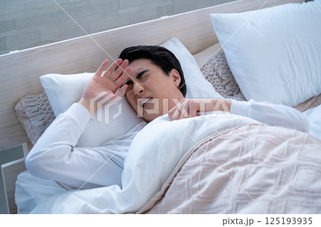 ベッドで眠る体調不良の若い男性 125193935
