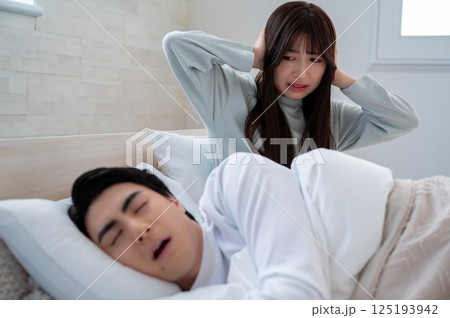 いびきに悩まされる若い女性 125193942