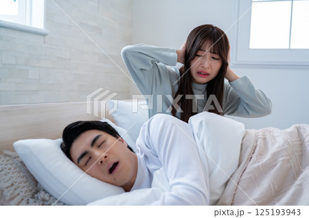 いびきに悩まされる若い女性 125193943