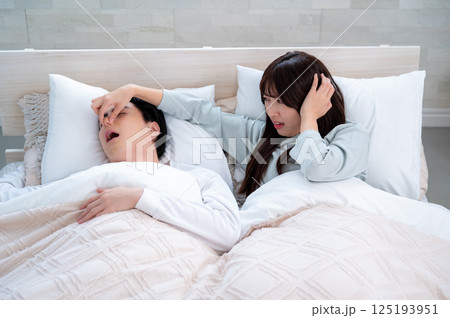 いびきに悩まされる若い女性 125193951