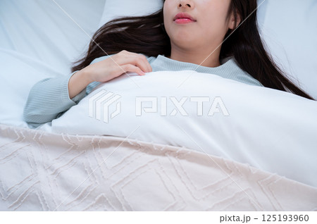 ベッドで眠る若い女性 ベッドで眠る若い女性 125193960