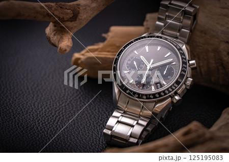 ディスプレイされた美しい機械式腕時計 125195083