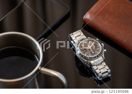 テーブルに置かれた革財布と腕時計 125195086