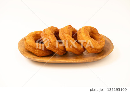木皿に乗った美味しそうなドーナツ 125195109