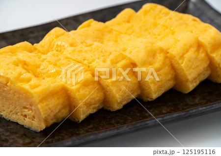 美味しそうなだし巻き玉子のアップ 125195116