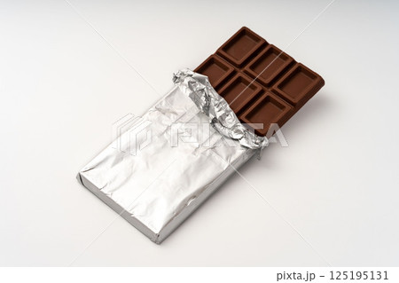 銀紙を剥いた板チョコ・白バック 銀紙を剥いた板チョコ・白バック 125195131