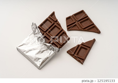 割れた板チョコ・白バック 割れた板チョコ・白バック 125195133