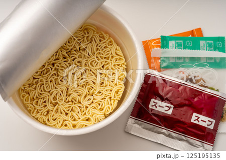 開封したインスタントラーメン 125195135