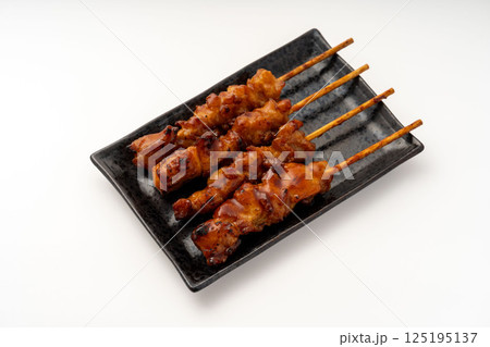 美味しい焼き鳥・白バック 125195137