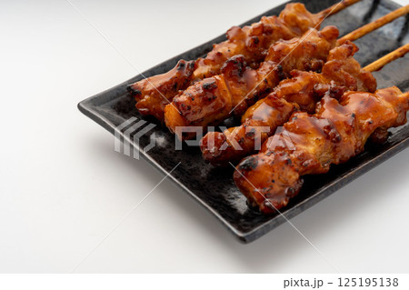 美味しい焼き鳥・白バック 125195138