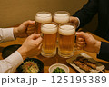 ビールで乾杯するビジネスマン 125195389