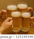 ビールで乾杯 125195390