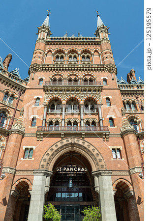 A view and outside entrance of the gothic building where the St. Pancras Renaissance Hotel 125195579