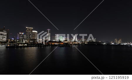 横浜市のみなとみらいの夜景(春) 横浜市のみなとみらいの夜景(春) 125195919