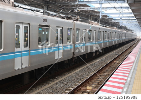 東西線妙典駅に停車中の「営団05系電車（アルミ・リサイクルカー）」 125195988