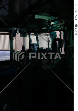 古い電車の運転席 125196896