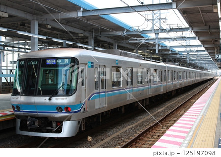 妙典駅に停車中の「営団07系電車」 125197098