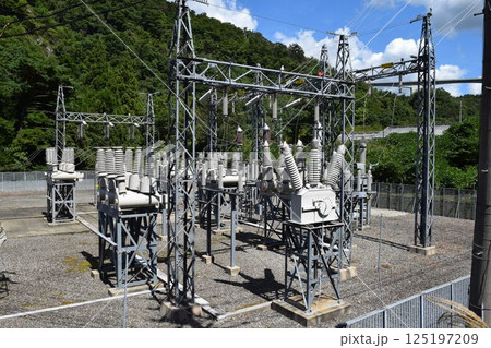 山間部の屋外変電設備 125197209