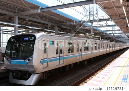 東京メトロ東西線・妙典駅に停車する営団05系電車(初期車) 東京メトロ東西線・妙典駅に停車する営団05系電車(初期車) 125197214
