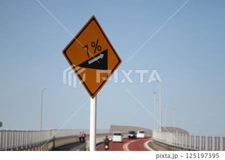 道路標識(上り急勾配あり) 道路標識(上り急勾配あり) 125197395