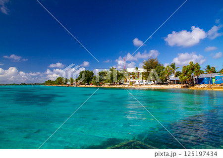 オセアニア・ポリネシアの島国ツバル 首都のフナフティ環礁フォンガファレ島の青が鮮やかなラグーン オセアニア・ポリネシアの島国ツバル 首都のフナフティ環礁フォンガファレ島の青が鮮やかなラグーン 125197434