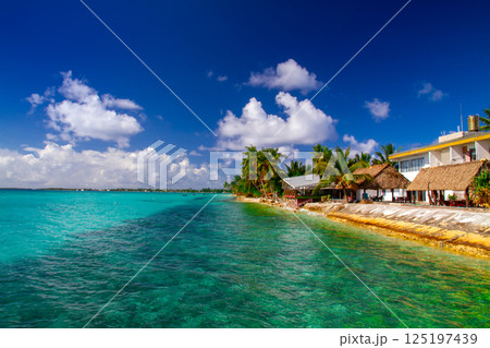 オセアニア・ポリネシアの島国ツバル　首都のフナフティ環礁フォンガファレ島の青が鮮やかなラグーン 125197439