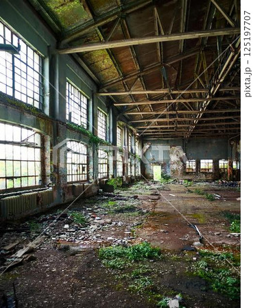 廃墟になった古い工場の室内。 廃墟になった古い工場の室内。 125197707