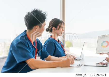 ミーティング・カンファレンス・申し送りを行う看護師・理学療法士・介護福祉士・医師・研修医の若い男女 125197871