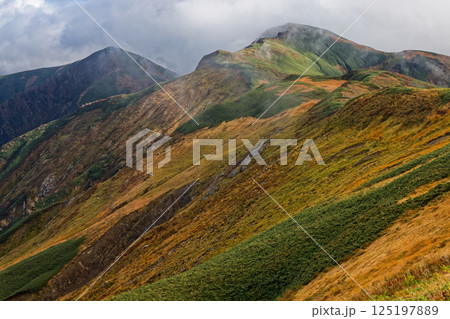 飯豊連峰・門内小屋から見る草紅葉の北股岳 125197889