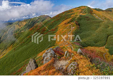 飯豊連峰・門内小屋から見る草紅葉の胎内山 125197891