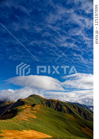 飯豊連峰・門内岳から見る北股岳と秋の雲 125197899