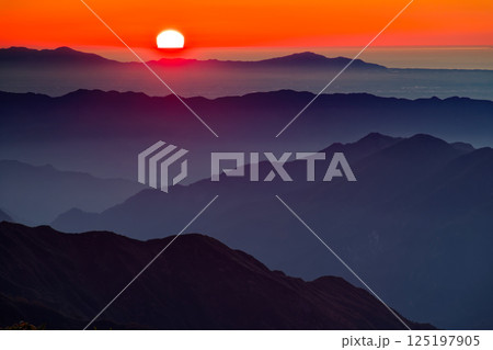 飯豊連峰・御西岳から見る夕日 飯豊連峰・御西岳から見る夕日 125197905