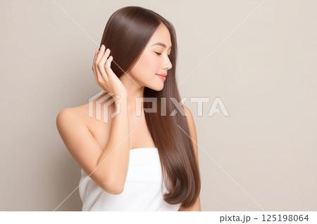 しなやかに輝くストレートロングの美しさ 125198064