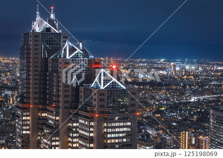 【夜景100選】東京都庁展望室から眺める新宿パークタワー 125198069