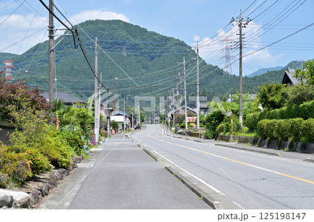 中山道坂本宿散歩：旧中山道の町並みと刎石山　群馬県安中市　 125198147