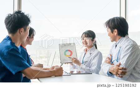 医局でカンファレンス・打ち合わせ・ミーティングする男女の医師・医者・看護師・医療従事者・技師 医局でカンファレンス・打ち合わせ・ミーティングする男女の医師・医者・看護師・医療従事者・技師 125198192