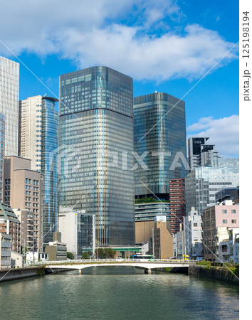 大阪中之島の高層ビル群と土佐堀川 125198194
