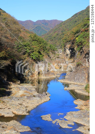 奇岩のある風景 125198444