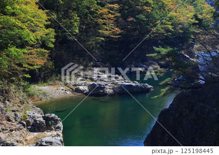 奇岩のある風景 125198445