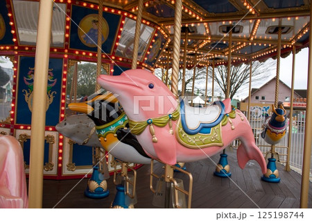 回転木馬のいるかの乗り物 125198744
