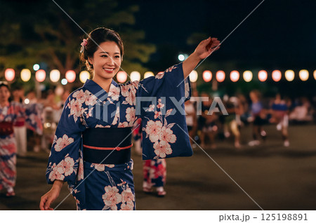 盆踊りをする女性 125198891