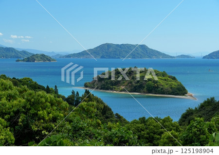大芝島から望む快晴の青空を背景にコバルトブルーの瀬戸内海に浮かぶ小芝島の眺め 125198904