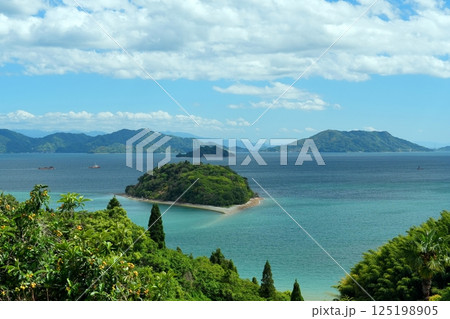 大芝島から望む白雲浮かぶ青空を背景にした瀬戸内海に浮かぶ小芝島の眺め 125198905
