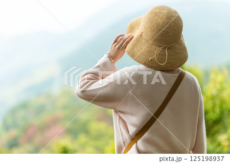 展望台から山並みを眺めるミドル女性 展望台から山並みを眺めるミドル女性 125198937