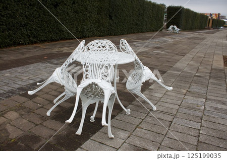 白いテーブルと椅子 白いテーブルと椅子 125199035