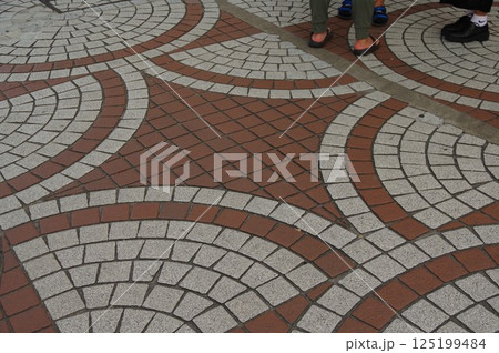 煉瓦タイルの円形の石畳3 125199484